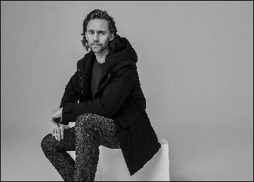 tom-hiddleston039 (2500x1786, 597 kБ...)