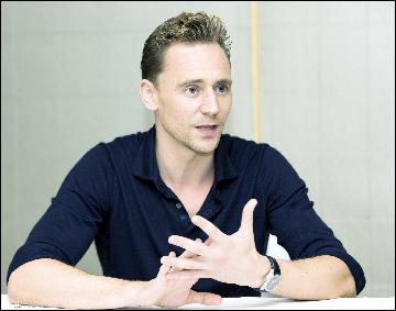 tom-hiddleston097 (2048x1605, 387 kБ...)